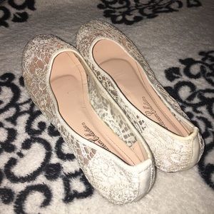 Beautiful white lace flats.